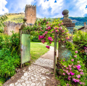 Castle Garden Gate Jigsaw Puzzle