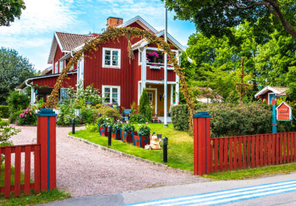 Red House Jigsaw Puzzle