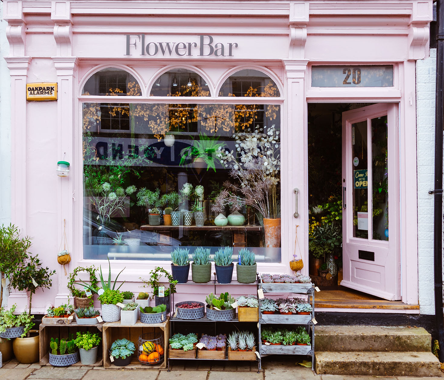 Flowers in shops and in the streets. Осьа Фловерс фасад. St Ives Flowers.